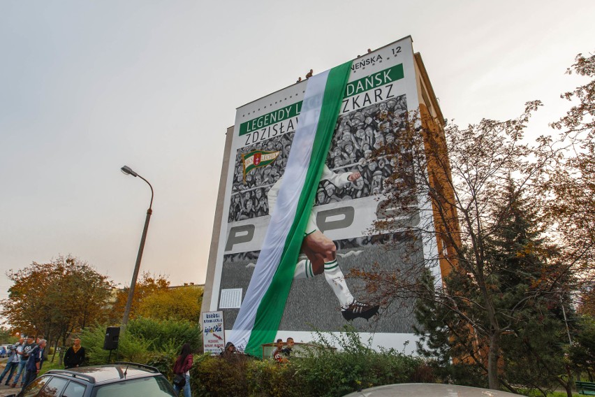 Zdzisław Puszkarz, legenda Lechii Gdańsk, oficjalnie odsłonił mural w Gdańsku [ZDJĘCIA]