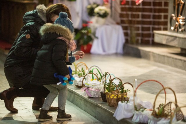 Czy w Wielką Sobotę trzeba iść do kościoła czy wystarczy pójść ze święconką? Wyjaśniamy.