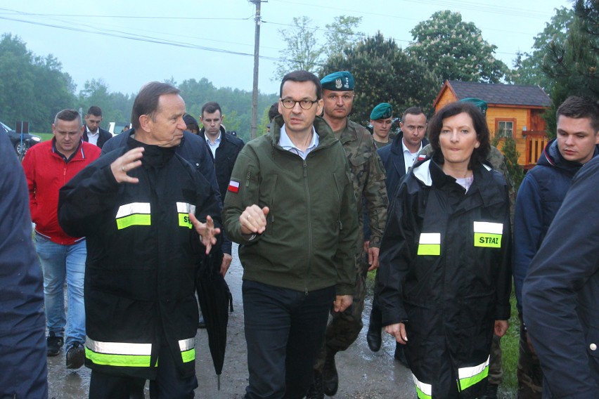 W Izbiskach w powiecie mieleckim woda wdarła się do domów....