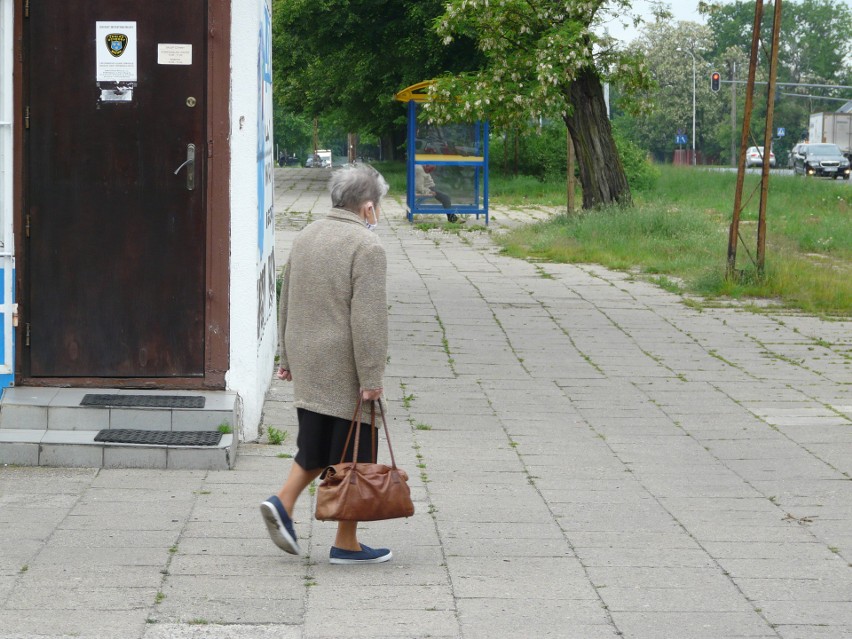 Pabianice w czasie pandemii koronawirusa - w sklepach maseczki i stoimy w kolejkach ZDJĘCIA