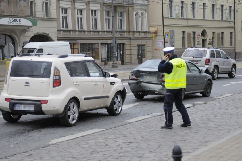 Wypadek przy rondzie Jagiellonów w Bydgoszczy. Zderzyły się 3 auta [zdjęcia]