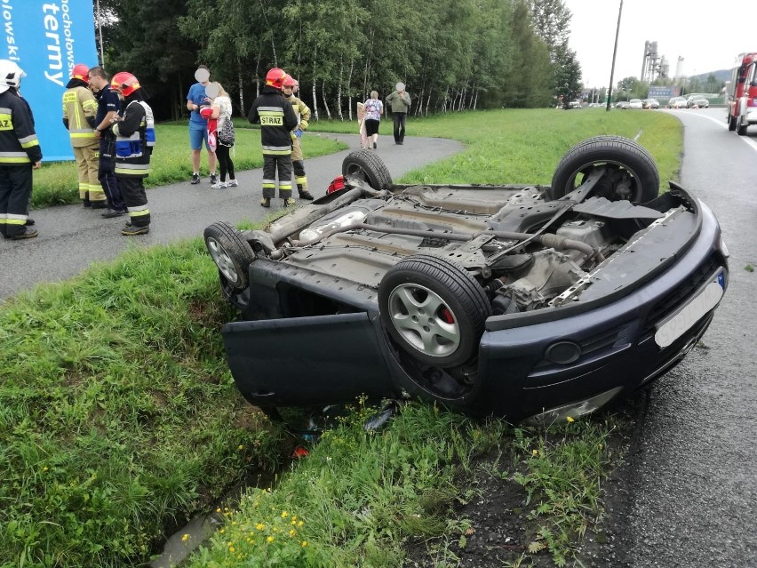 Wypadek na zakopiance. Samochód osobowy wypadł z drogi i dachował. Jedna osoba ranna