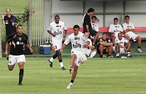 Tavares Mineiro (przy piłce) pokazał swoje nieprzeciętne umiejętności w sparingu z FC Sao Paulo (2:0). Często wyprzedzał rywali i zaprezentował kilka bardzo dobrych akcji ofensywnych.