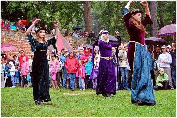 Pokaz tańca i mody średniowiecznej oraz turniej rycerski pod zamkiem Joannitów