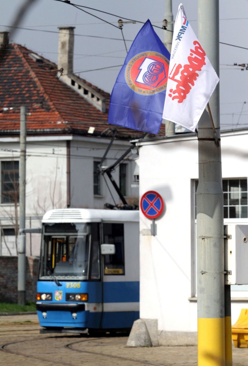 W czwartek związkowcy wywiesili flagi w zajezdni MPK przy...