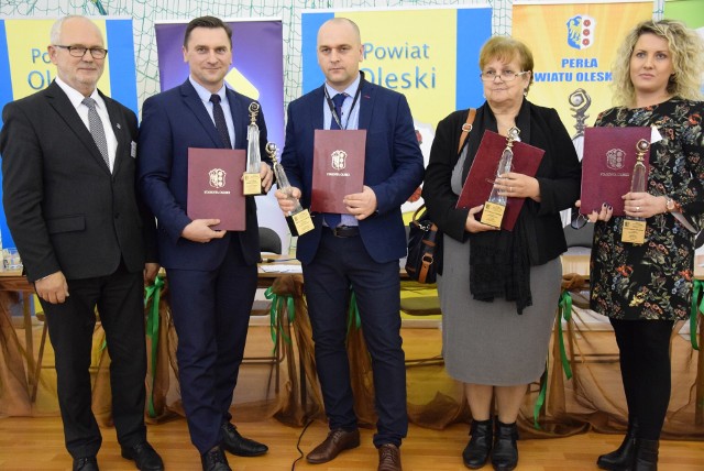 IX Forum Ekonomiczne Kooperacja 2017 w Oleśnie. Od lewej: starosta oleski Stanisław Belka i laureaci Pereł Powiatu Oleskiego: Radosław Gliński, Zbigniew Maleska, Janina Cytrycka i Milena Bem.