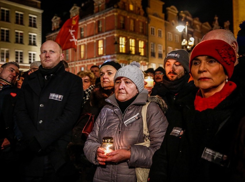 Tłumy ludzi na wiecu przeciwko nienawiści i przemocy w Gdańsku. Tusk: "Byłeś zawsze tam, gdzie trzeba było pokazać dobrą i odważną twarz"