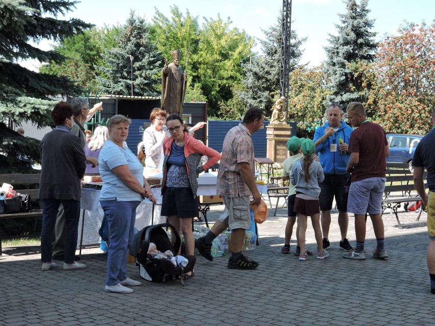 Ostrołęka. Piesza Pielgrzymka z Ełku weszła do miasta 31.07.2019r. Pielgrzymi nocowali w Dąbrówce, zakończą etap w Sypniewie