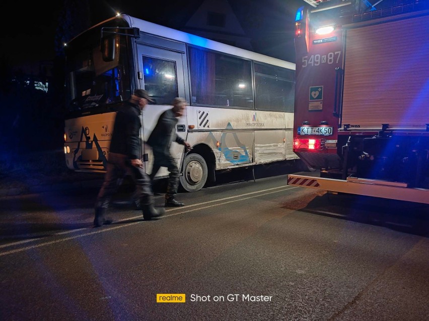 Podhale. Osobówka zderzyła się z autobusem w Nowym Bystrem. Wypadek także w Kościelisku [ZDJĘCIA]