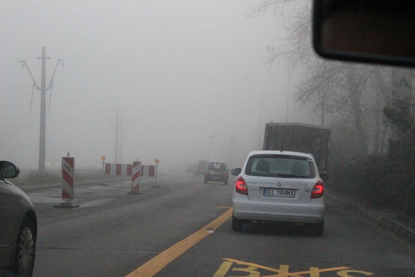 Mgła w Łodzi. Utrudnione warunki na drogach [ZDJĘCIA]