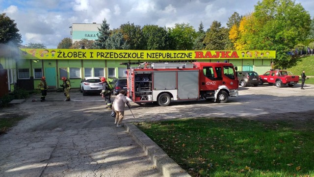 W Żłobku i Przedszkolu Niepublicznym Bajka strażacy z KP PSP w  Chełmnie przeprowadzili ćwiczenia ewakuacyjne. - Zgłoszenie - fikcyjne - dotyczyło pożaru w kuchni przedszkola - mówi kpt. Tomasz Guzek, oficer prasowy KP PSP w Chełmnie. - Pojechały dwa zastępy, które przeprowadziły ewakuację dzieci, ich  opiekunów i obsługi. Sprawdzili, czy nikt nie został wewnątrz budynku, ugasili pożar i sprawdzili to, co związane z bezpieczeństwem ppoż. Poszło sprawnie, zgodnie z procedurami. Chętnie pomagamy w organizacji takich akcji.