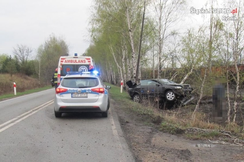 Rybnik: Wypadek na Śląskiej. Opel uderzył w drzewo i lampę