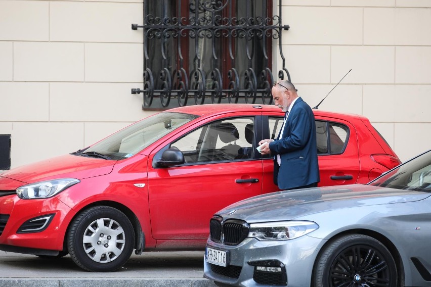 Kraków. Tajemnicza wizyta dyrektora z wyrokiem w magistracie. Jan Tajster znów przybył do siedziby prezydenta [ZDJĘCIA]