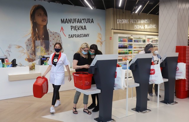 W poniedziałek 15 czerwca 2020 został otwarty sklep Rossmann w Manufakturze. To najnowocześniejsza drogeria spośród 1500 należących do sieci w Polsce. Pojawiło się mnóstwo nowości, także ekologicznych.Zobacz ZDJĘCIA, czytaj na kolejnych slajdach 