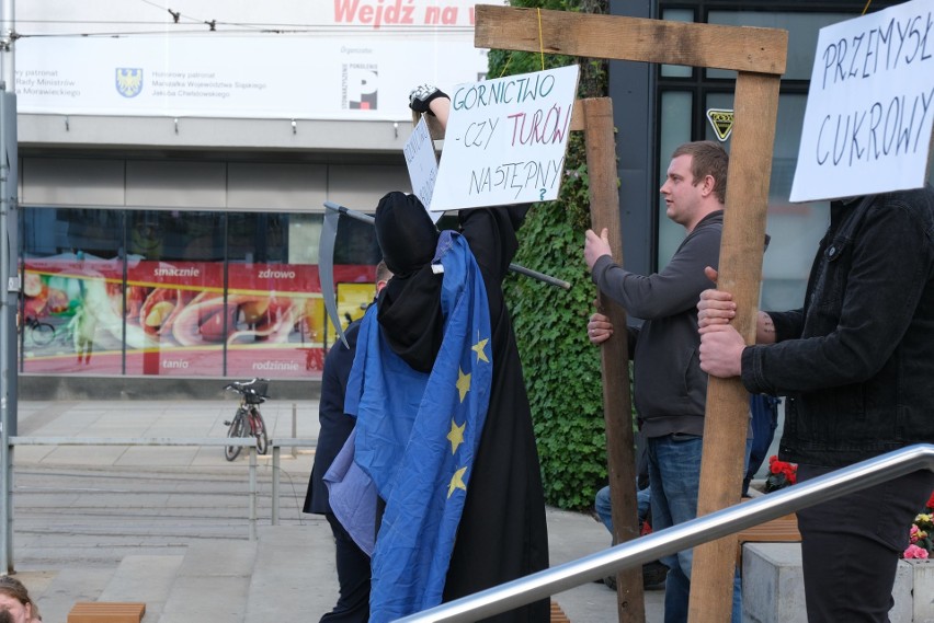 Happening Młodzieży Wszechpolskiej na rynku w Katowicach;...