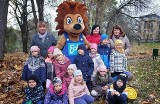 Akcja "Pomagamy jeżom przetrwać zimę" z okazji Dnia Jeża. Kieleckie osiedle z przedszkolakami i Jeżem Edkiem ustawia domki dla zwierzaków