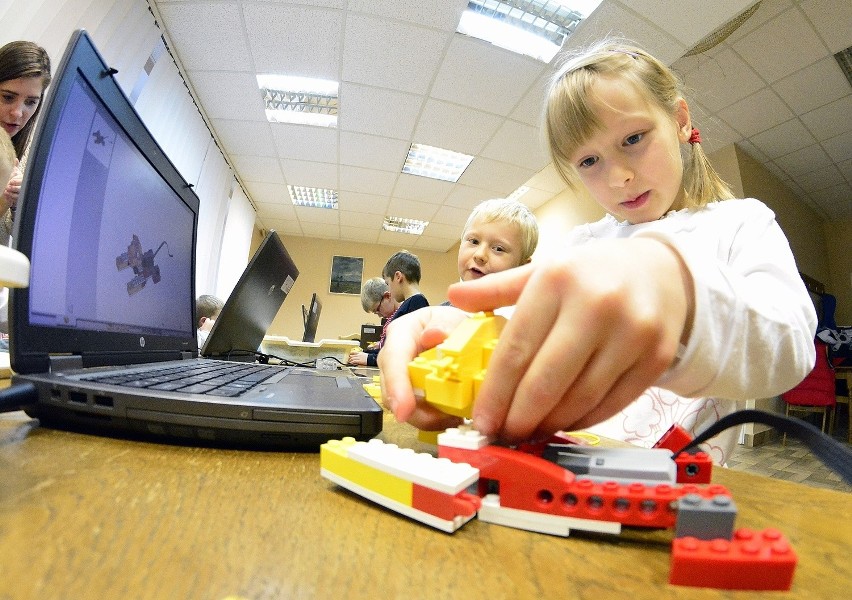 Dzieci budują roboty z klocków