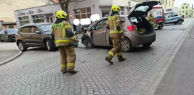 W okolicy Starego Rynku w Sławie doszło do zderzenia dwóch samochodów osobowych.