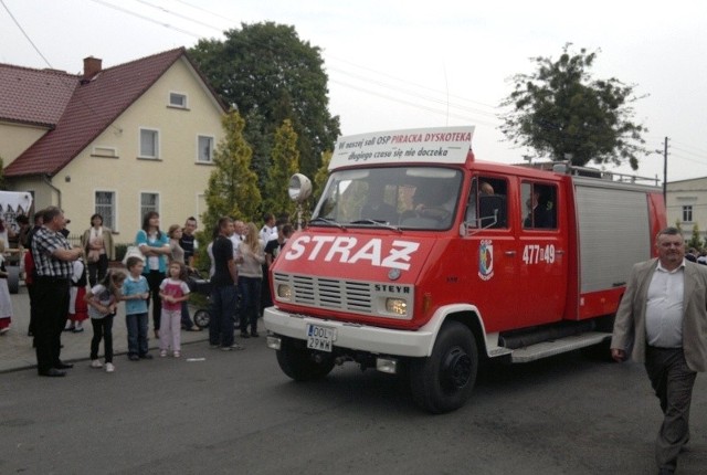 Przejazd na dożynkach gminnych strażackim steyrem z takim napisem skończył się w sądzie. Proces toczy się przed sądem w Oleśnie.