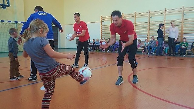 Uczniowie Szkoły Podstawowej w Dobrzycy chętnie uczestniczyli w pokazowym treningu prowadzonym przez piłkarzy Gwardii Koszalin.