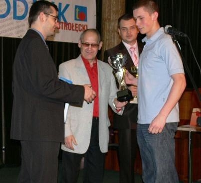 Redaktor naczelny TO Maciej Sulima i  Leszek Piórkowski z LZS wspólnie nagrodzili wyróżnionych sportowców.