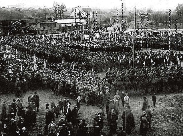 18 stycznia 1920 roku. Msza z okazji powrotu Torunia do Polski. W tle widać budynki fabryki Drewitza