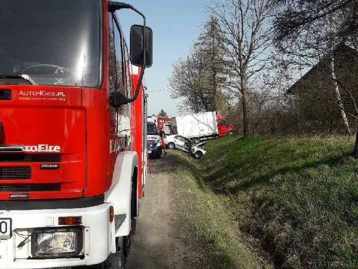 Dwa wypadki na drodze krajowej w gminie Wielka Wieś. Podróżni nie ucierpieli