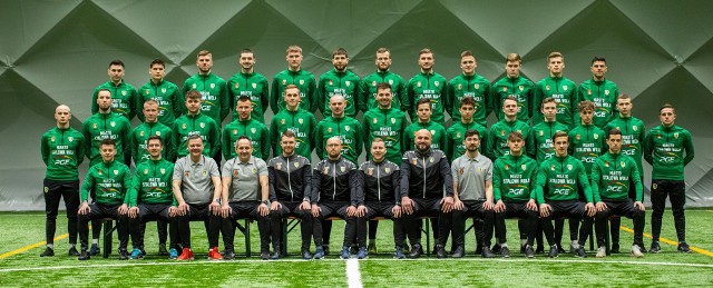 górny rząd od lewej: Michał Zięba, Szymon Jopek, Daniel Świderski, Kacper Pietrzyk, Adrian Skrzyniak, Wolodymyr Khorolskyi, Ivan Hladik, Przemysław Stelmach, Bartosz Marchewka, Szymon Grabarz, Aurel Davidik, Barata; środkowy rząd od lewej: Aleksander Drobot, Michał Biskup, Bartosz Pioterczak, Mateusz Hudzik, Szymon Klepacki, Łukasz Konefał, Tomasz Wietecha, Mikołaj Smyłek, Wiktor Stępniowski, Filip Szifer, Bartłomiej Olszewski, Mateusz Książek, Filip Mucha, Jakub Lebioda, Bartłomiej Kiełbasa; dolny rząd: Łukasz Kacprzycki, Kamil Radulj, Bogdan Gołąbek (kierownik drużyny), Tomasz Brud (fizjoterapeuta), Maciej Gadowski (II trener), Łukasz Bereta (trener) , Łukasz Molek (asystent trenera), Dzianis Parechin (trener bramkarzy), Mateusz Pawełczak (fizjoterapeuta), Maciej Wojtak, Sławomir Duda, Oskar Wojtysiak