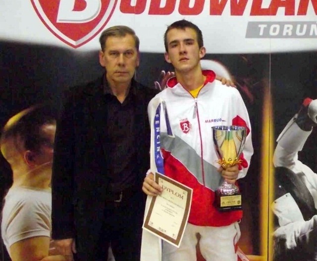 Szymon Kozłowski wraz z klubowym trenerem Kszysztofem Puzą.