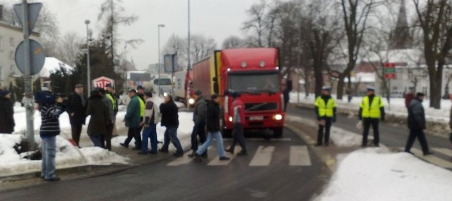 Mieszkańcy Skwierzyny w środę blokowali rondo przechodząc przez przejścia dla pieszych