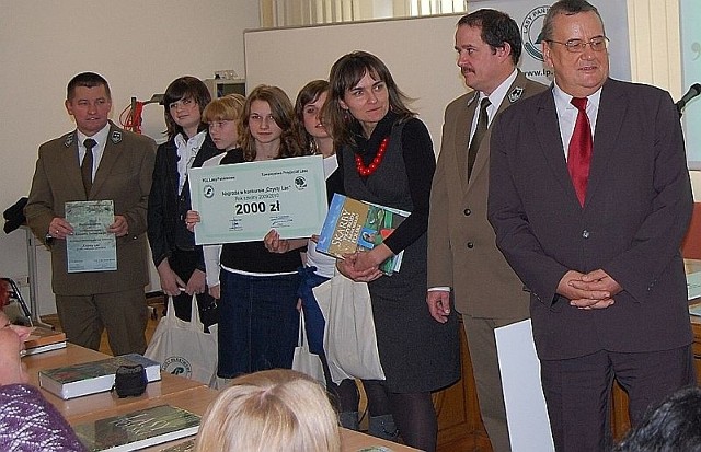 Uczniowie w nagrodę za zajęcie czwartego miejsca w konkursie otrzymali bon o wartości 2 tysięcy złotych oraz upominki.