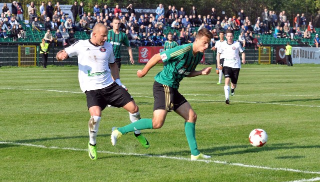 Szymon Jarosz (zielono-czarny strój) wie, że mecz z Siarką Tarnobrzeg jest dla fanów Stali Stalowa Wola czymś szczególnym.