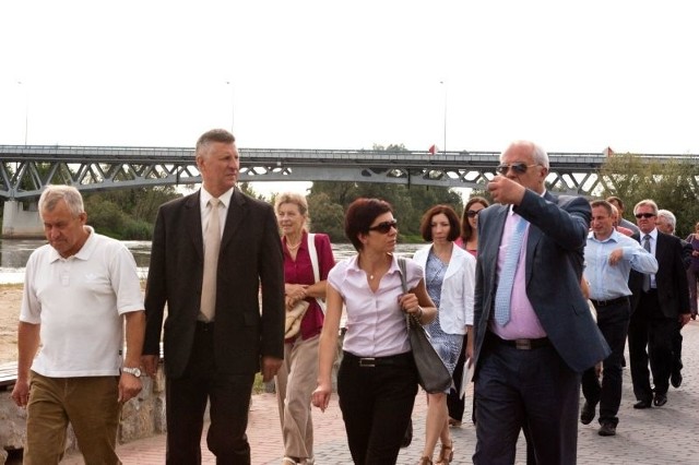 Burmistrz Marek Młyński prowadzi gości po nadbużańskiej promenadzie