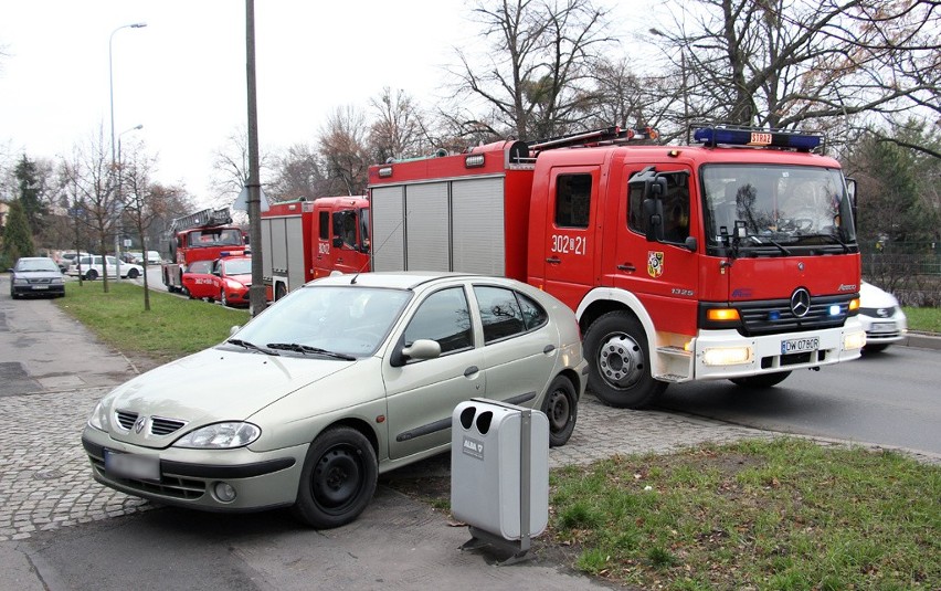 Akcja strażaków i pogotowia ratunkowego przy ul....