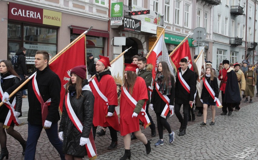 Radom. Rocznica powstania styczniowego. Młodzież "Konopnickiej" przemaszerowała przed mauzoleum Czachowskiego