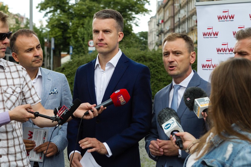 Pomnik Kaczyńskiego w Szczecinie. PO atakuje ministra za kompanię honorową na "prywatnym przedsięwzięciu"