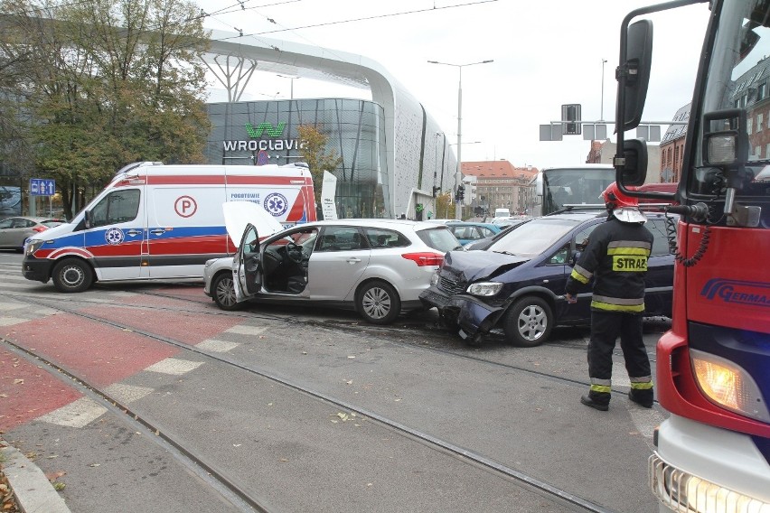 Drogowy armageddon przy Wroclavii. Wypadek, potrącenie pieszej i korki, bo nie działa sygnalizacja [ZDJĘCIA]