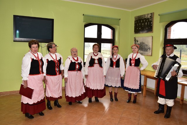 Do Muzeum Kolei Wąskotorowej w Wenecji przyjechali muzealnicy z regionu. Wszystko za sprawą organizowanych po raz 17. warsztatów edukacji muzealnej "Edukacyjna rekreacja po Pałucku", przygotowanych w ramach projektu Muzeum Etnograficznego im. Marii Znamierowskiej-Prufferowej w Toruniu "Pastwisko wyobraźni". Jego uczestnicy przejechali kolejką wąskotorową ze Żnina do Wenecji, a na miejscu wysłuchali koncertu zespołu Pałuczanki i uczyli się śpiewać piosenki po pałucku. Nie zabrakło zwiedzania Muzeum Kolei Wąskotorowej, ani pobliskich ruin zamku Diabła Weneckiego z przewodnikiem. Krzysztof Leśniewski opowiedział o pałuckiej kuchni i dał spróbować jedną z lokalnych potraw. Były też warsztaty z haftu pałuckiego oraz z ceramiki. 