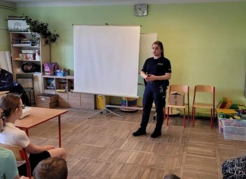 Dzielnicowi z powiatu grójeckiego odwiedzili uczniów Szkoły Podstawowej w Lewiczynie, a także podopiecznych Ośrodka Szkolno-Wychowawczego w Nowej Wsi.