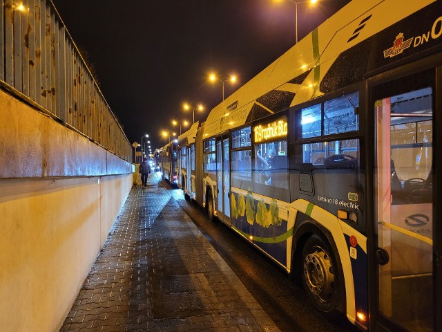 Pasażerowie komunikacji miejskiej w Krakowie utknęli w autobusach stojących w korkach. Propozycja zmiany procedur w MPK