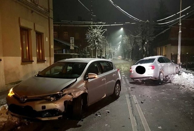 Wypadek w Zawierciu na śliskiej nawierzchni