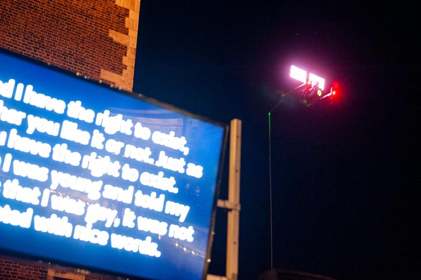 "Niebo nad Krakowem. LGBT mówi". Dronowy pokaz na Rynku...