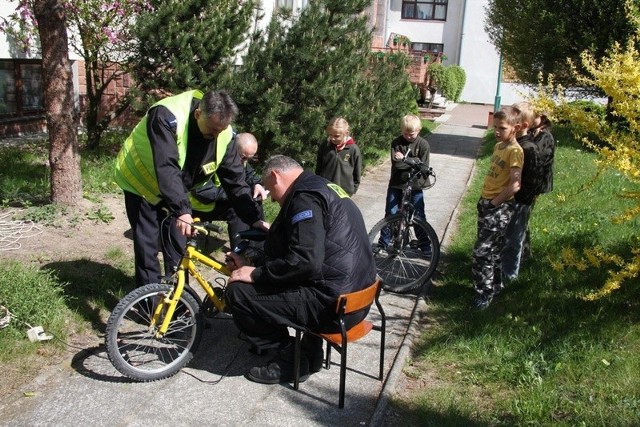 W Mariówce policjanci oznakowali 36 rowerów 