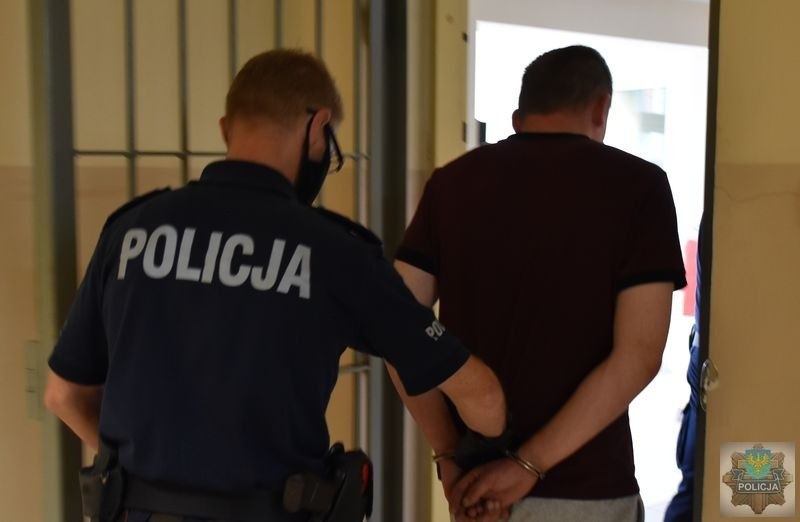 Olescy policjanci zatrzymali mężczyzn związanych z...