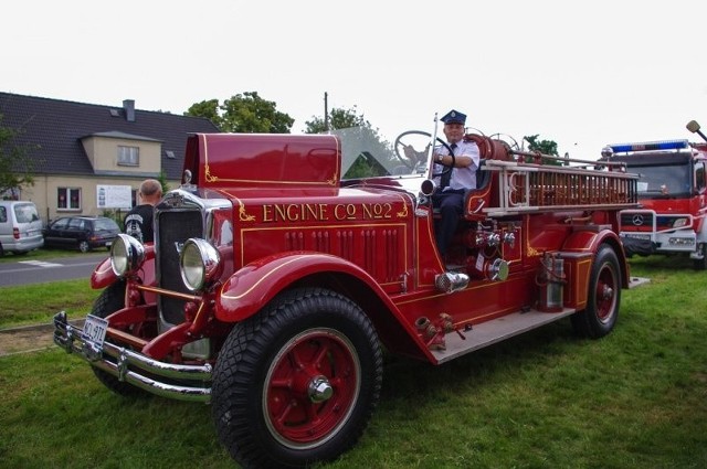 50 ekip strażackich przyjechało do Główczyc (gm. Dobrodzień) na  V Zlot Pojazdów Pożarniczych - Fire Truck Show.Największą atrakcją zlotu był American La France z 1935 roku z Piotrowic Wielkich, który otrzymał nagrodę za najstarszy samochód zlotu.[yt]hr3VLKKIeZE[/yt]