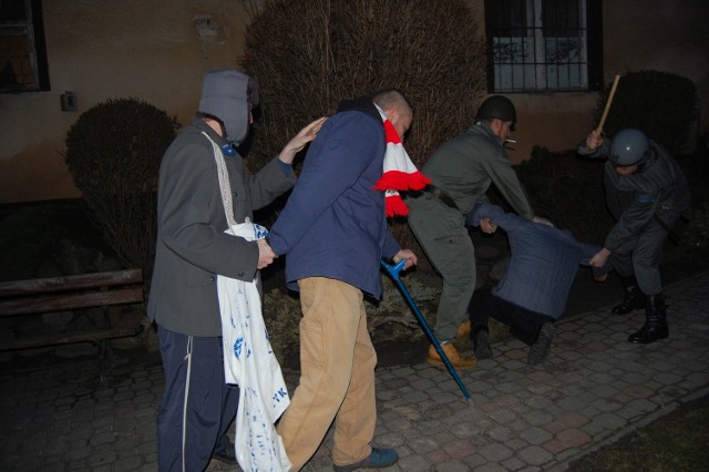 W centrum miasta nie było ruchu. Happening oglądała  grupa młodzieży i kilku przechodniów