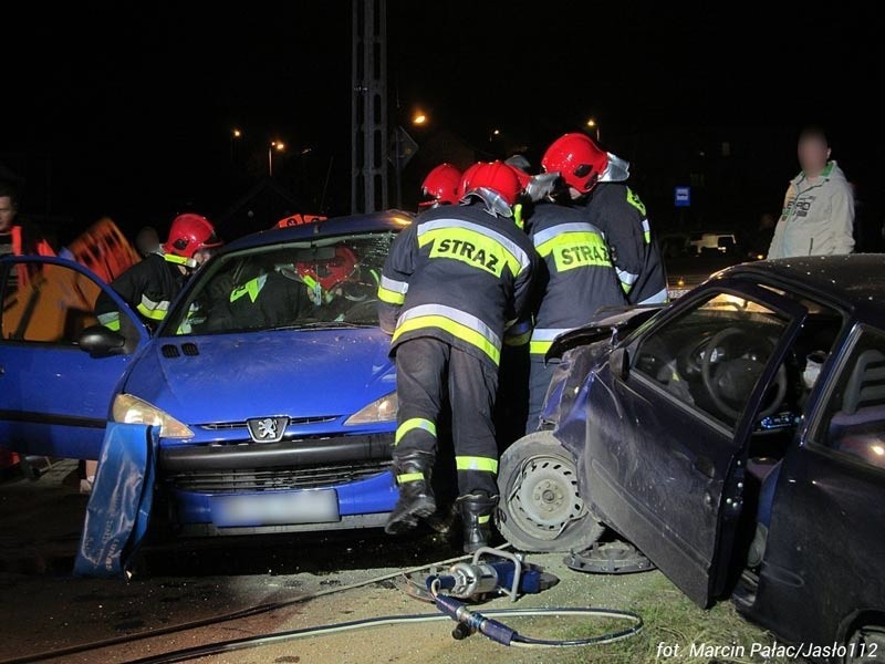 2 wypadki i 7 rannych. Zderzenie seicento, peugeota, mazdy i bmw