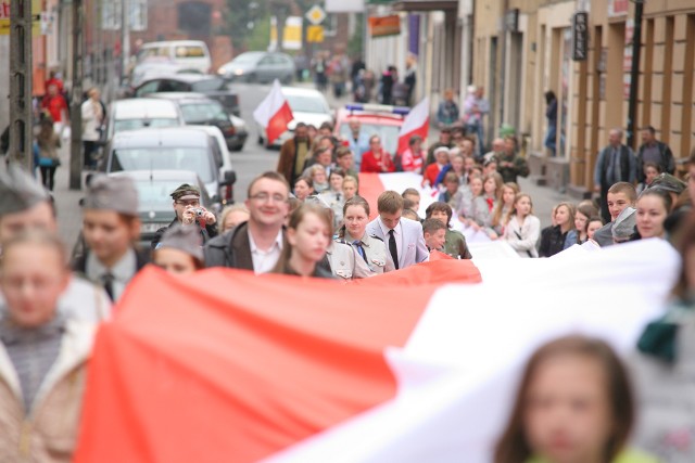 Świecianie oddają hołd narodowym barwom niosąc przez miasto ogromną biało-czerwoną flagę. W tym roku będzie podobnie.