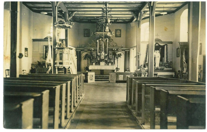 Wnętrze miasteckiego kościoła w 1946 r. Widać ambonę i...