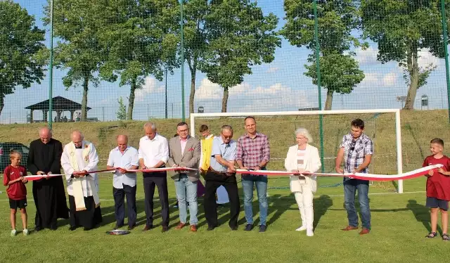 Przecięcie wstęgi na otwarcie stadion piłkarski Sanna Zaklików